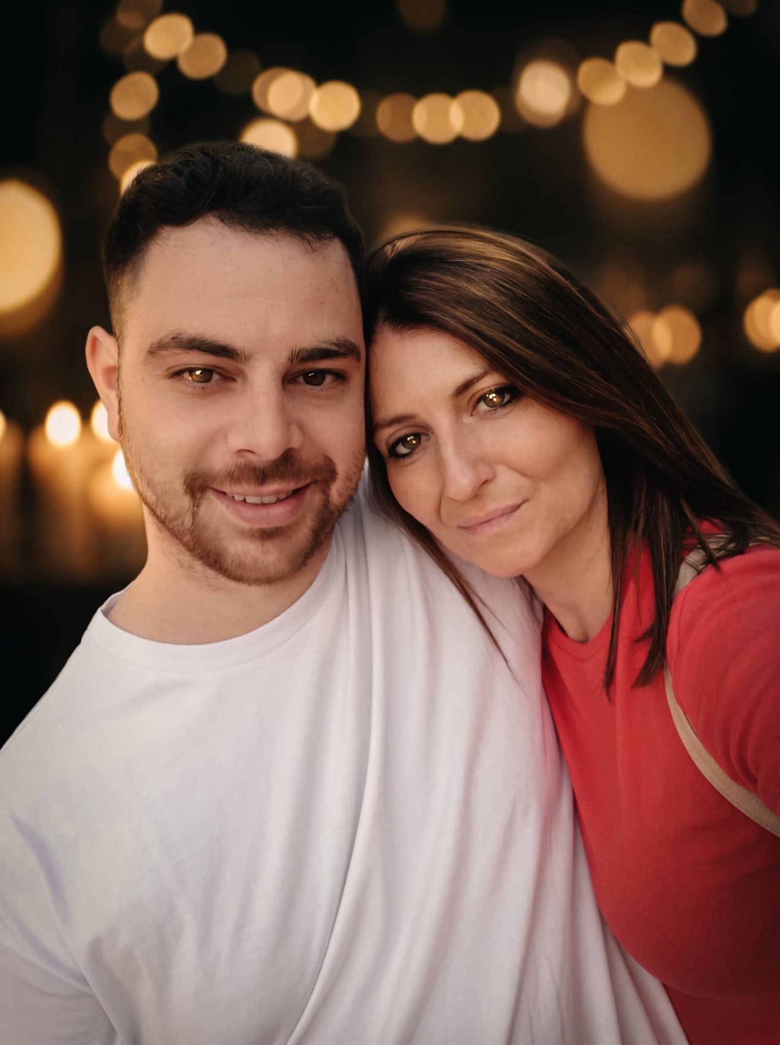 Federico e Irene abbracciati tra luci dorate